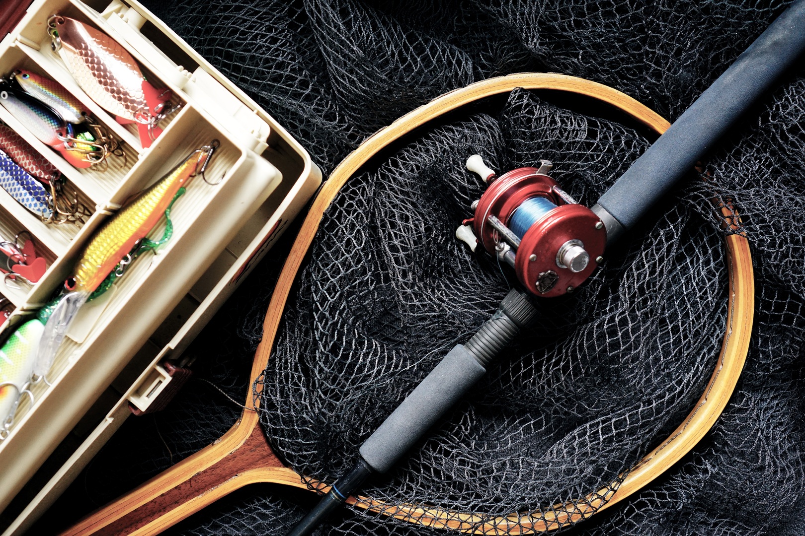 Fishing reel and hand wheel equipment for carp fishing