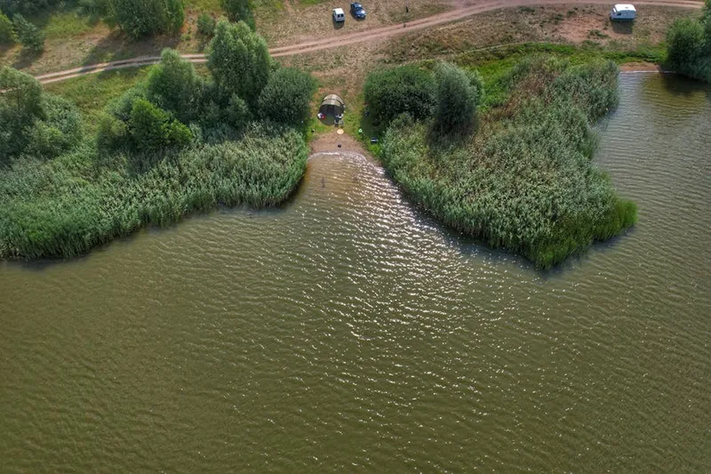 angling bivvy lakeside ,  photo from Pexels